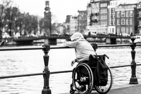 Person mit Rollstuhl am Fluss